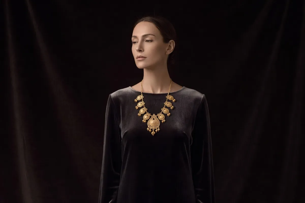Femme géorgienne portant un collier d'or à pendentifs décorés de granulation