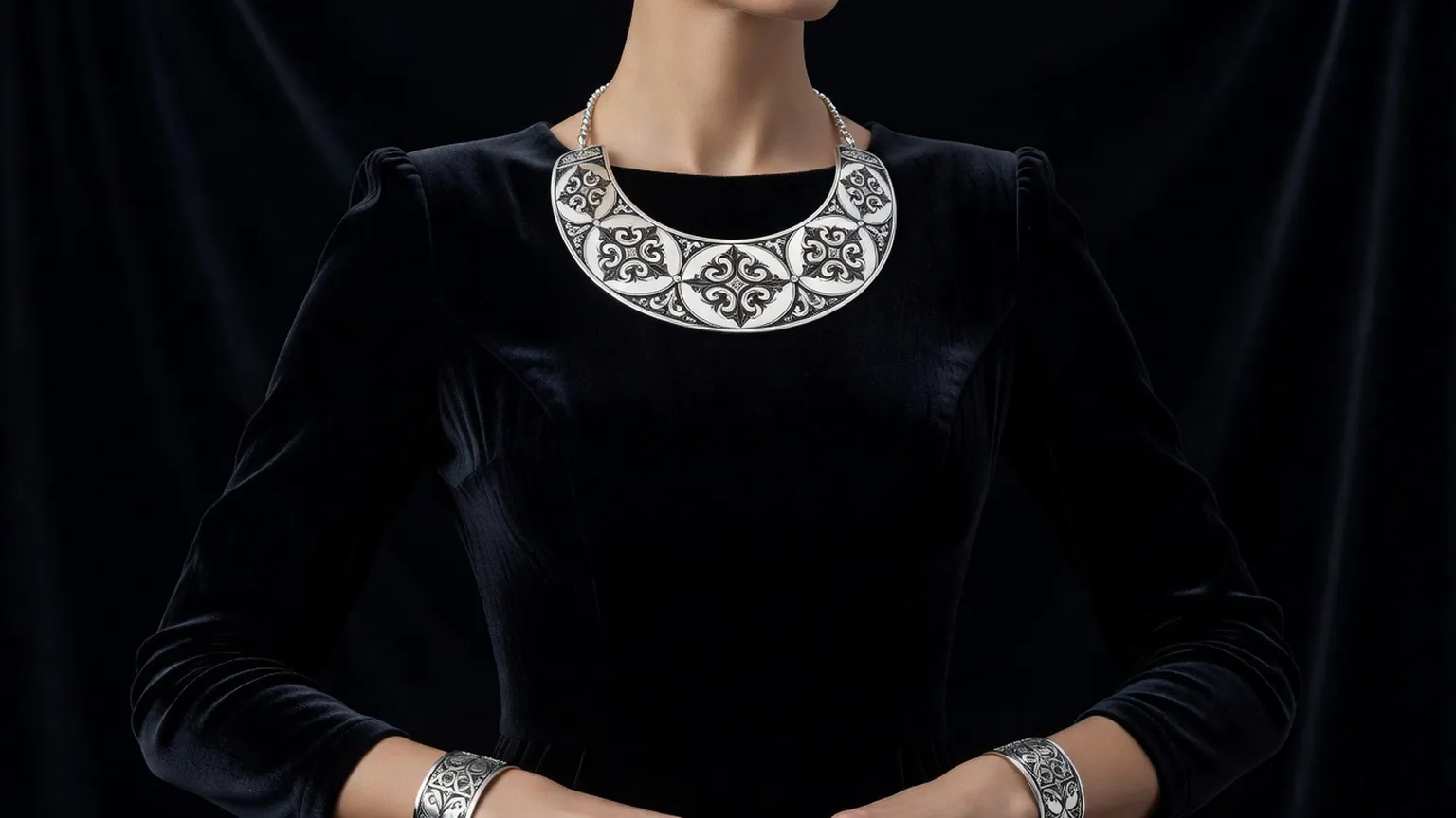 Femme caucasienne portant un large collier-plastron et des bracelets en argent niellé